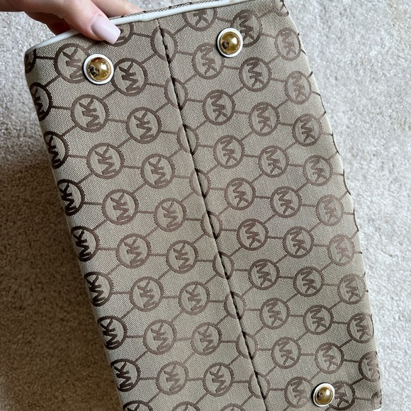 Michael Kors Grayson Satchel Large Size MINT CONDITION!! - Picture 7 of 10